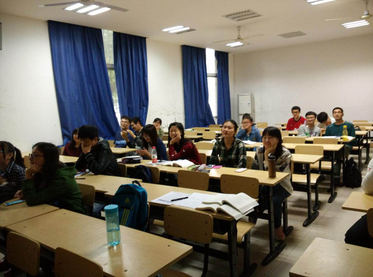 同学们认真观看电影 同学们认真观看电影