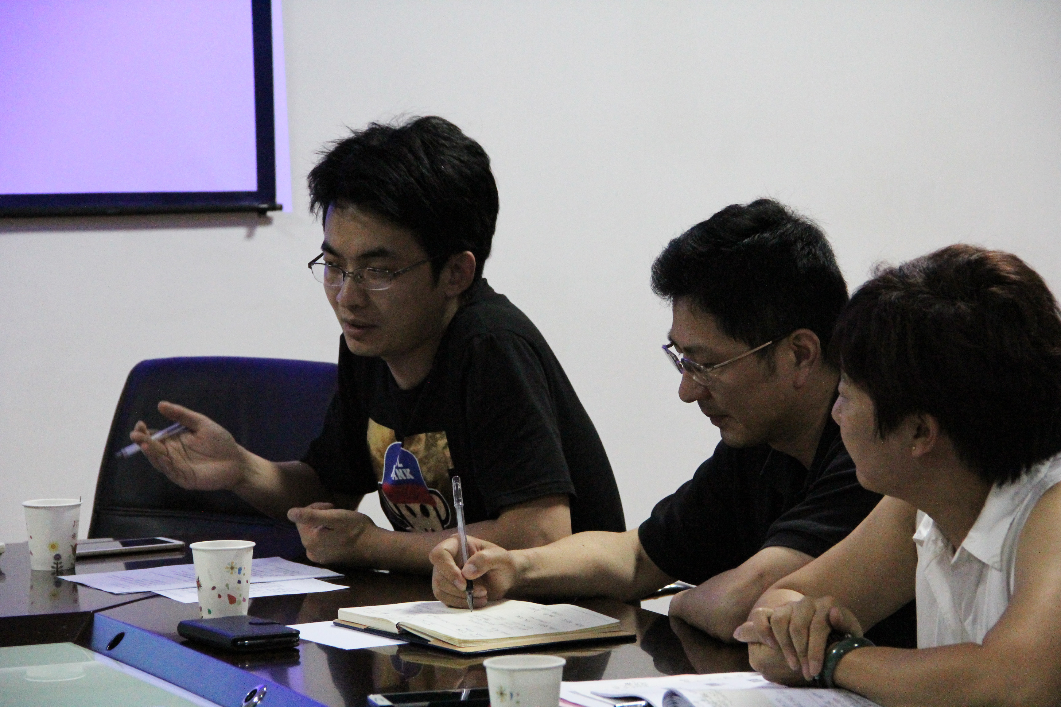 图为付老师为队员提供指导意见 图为付老师为队员提供指导意见