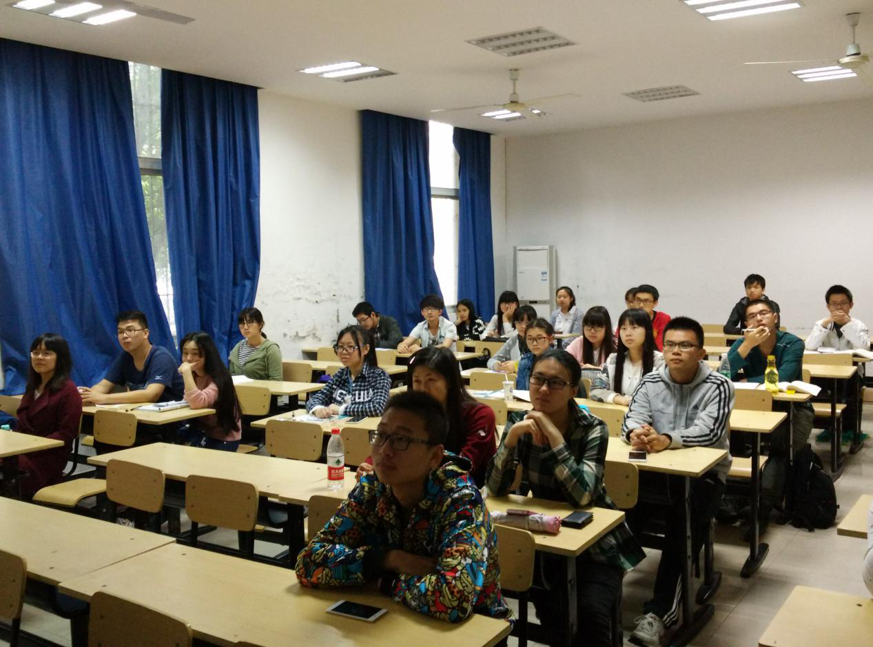 同学们认真观看电影 同学们认真观看电影