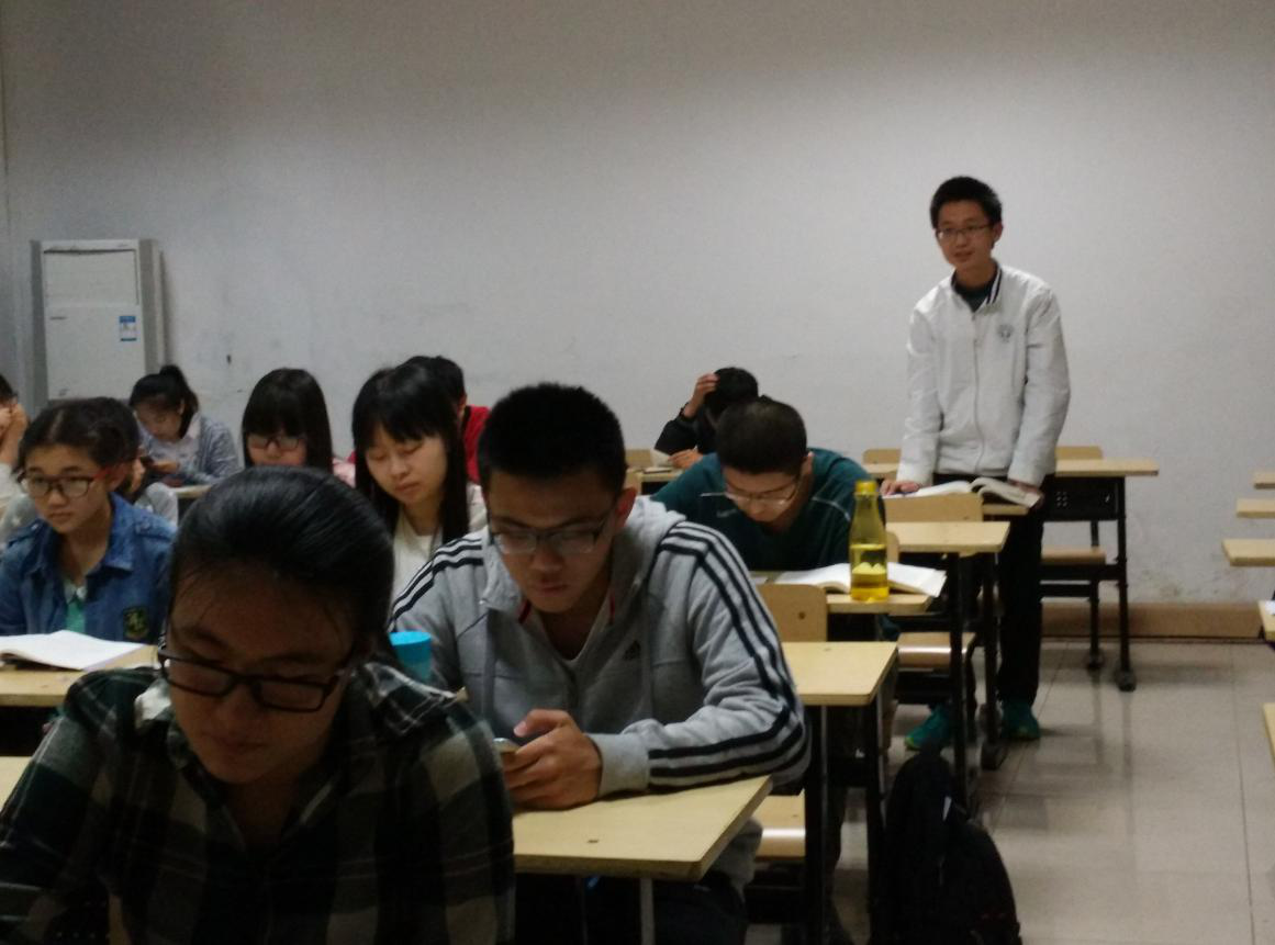 图为同学发表观后感的场面 图为同学发表观后感的场面