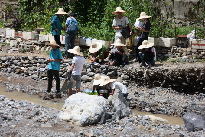 队员们在浑浊的香溪河中进行底栖实验 队员们在浑浊的香溪河中进行底栖实验